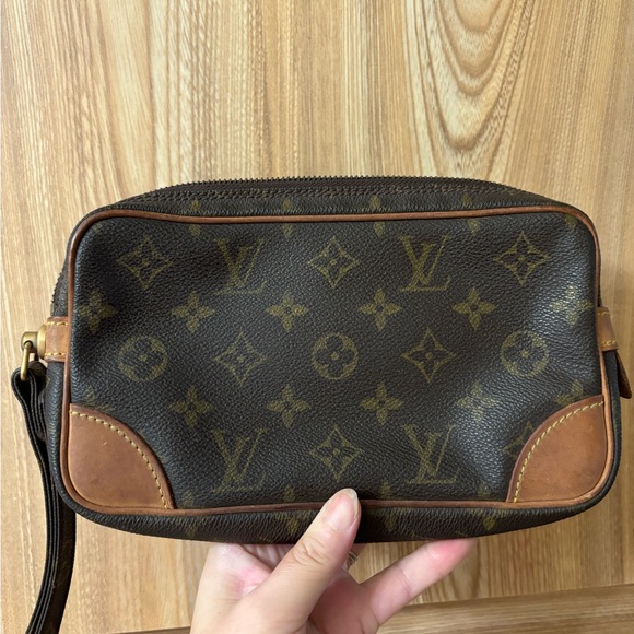 Louis Vuitton Handbags - Auth Louis Vuitton Marley Dragonne PM Clutch broken zipper